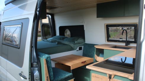BoWi bus – 2p off Grid Mercedes-Benz bus from 2017