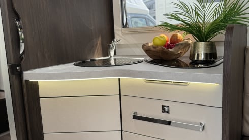 De Comfort Cruiser – 4p Benimar Tessoro 497 T LETTO MATRIMONIALE + LETTO SOLLEVABILE AUT.
