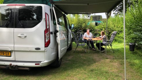 4p Ford campervan uit 2017
