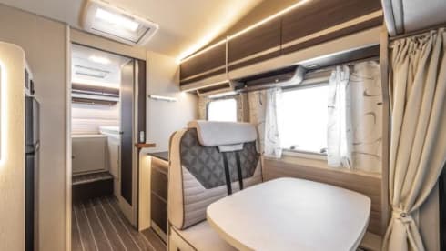 Super camper with 5 fixed beds! 2023