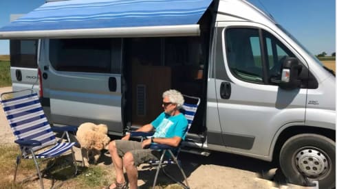 Bus camper Globecar 600L with length beds, for 2 people. Dog allowed.
