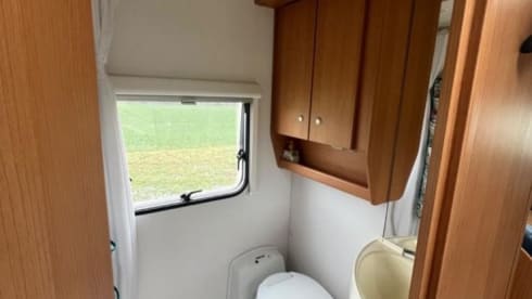 Roadrunner – Beautiful and very well maintained motorhome with lots of space