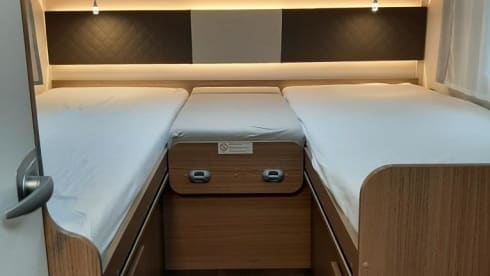 Enjoy Life – Luxury motorhome single beds + pull-down bed Carado T447