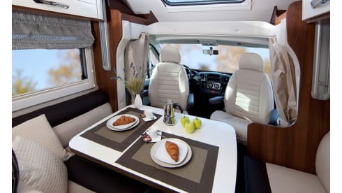 McLouis Sovereign 78 – Very luxurious, modern 5-person camper, freedom with real comfort