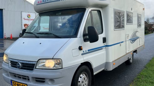 Fiat adriatik 650SL Coral met vast bed 4 persoons