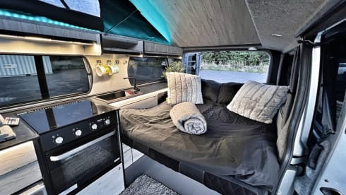 Van Damme – Renault traffic LWB luxury campervan ( 2 adults & pet friendly  )