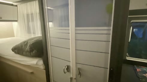 The Beast – Very recent, luxurious 4-person alcove camper