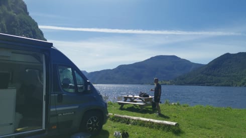 Remco – Luxury Adria Twin with 9-speed automatic transmission and longitudinal beds