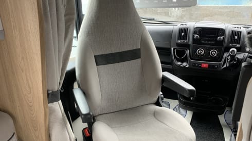 Autoquest 196 – Autoquest 196 motorhome 6 berth (delivery and pick up available)