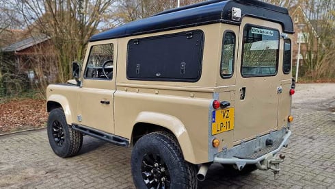 Boelo – Defender 90 300 TDI with roof tent and awning