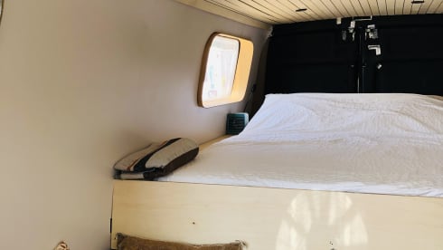 Ivy – Spacious Iveco Daily campervan