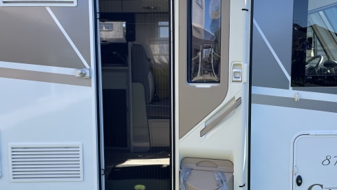 Modest – 5p McLouis Carat 873g integrated camper from 2021