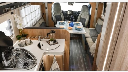 2025 Roller Team 707 Auto  – 5 sleeper/5 belts. Auto, bunks, large lounge  