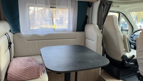 Joa 75T – 5p Bavaria semi-integrated uit 2024