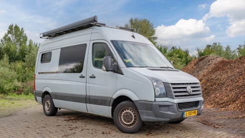 Keesie – Volkswagen Crafter Off-Grid Bus Camper with Roof Terrace