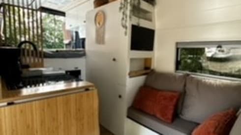 El Monstro – Luxurious and comfortable 2 person camper bus