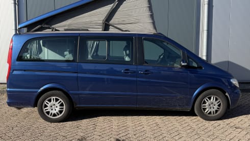 Ferry – 4-seater Mercedes-Benz bus from 2004
