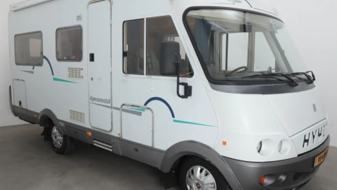 Hymer vast bed – Luxury entrance Hymer B574