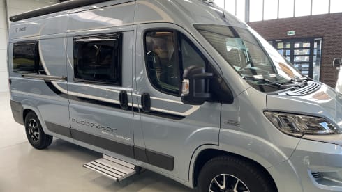 Bus camper Globecar 600L with length beds, for 2 people. Dog allowed.
