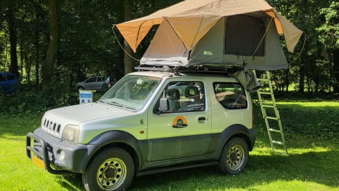 Vivi l'avventura con questa Suzuki Jimny dotata di tenda da tetto!