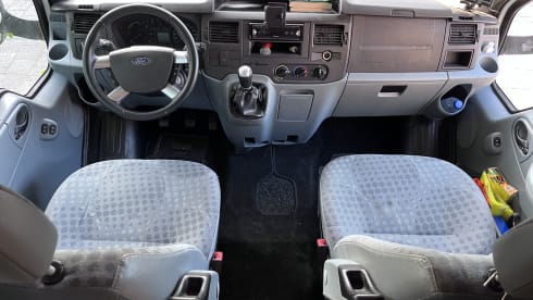 Luxurious neat family camper, 6 seats + belt, fully furnished