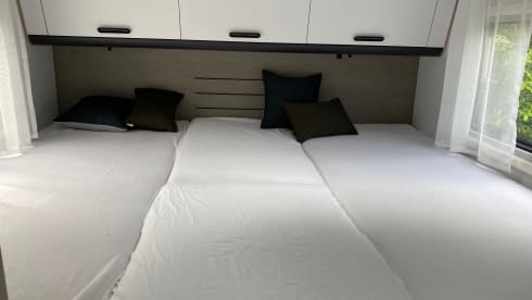 King IV – New and luxurious 5-person alcove camper