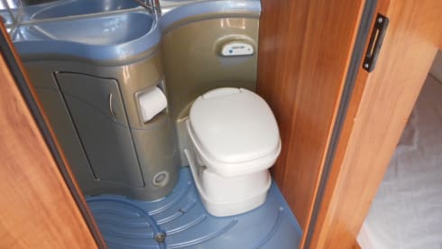 EASY 9 MOTORHOME HIRE JUST TURN UP AND GO