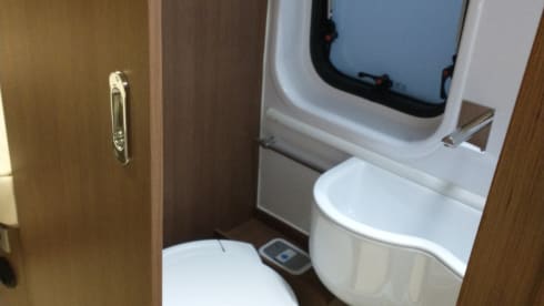 Rolmaatje – Beautiful Roller Team Livingstone bus camper (2.5p) for rent