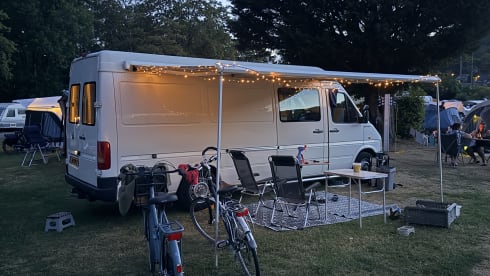 2p Volkswagen bus uit 2005