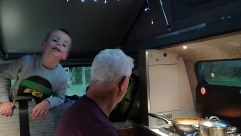 VW T5 Campervan met hefdak - compleet en van alle gemak voorzien