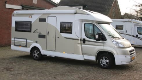Neat, complete and comfortable family camper