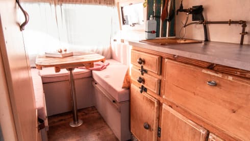 Selma – Unique army bus and off grid camper