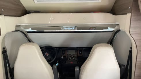 4p 2018 McLouis 473g Carat semi-integrated with pull-down bed