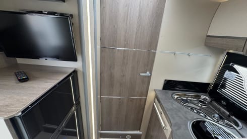 Chausson 758 – 5-person luxury camper with barbecue and outdoor shower 