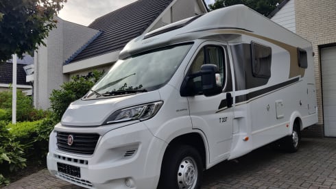 Luxury 2/3 person Carado T377 semi-integrated from 2015 with single beds