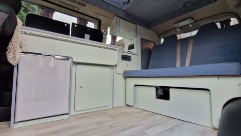 El – 2/3 berth Nissan Elgrand campervan with pop up roof