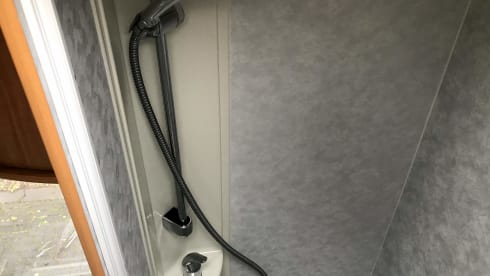 Bob – Spacious, cozy camper with air conditioning + navigation for family