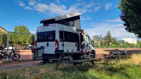 Happy Camper Days – 4 person camper with roof tent