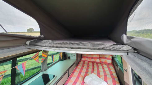 VW Campervan, Fully fitted, Sleeps 4, bedding & accessories included