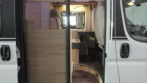 Willie – 4p. Knaus Boxlife Pro 540 Road - 165 PK - met pop-up dak