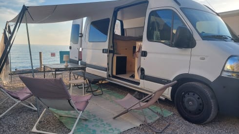 Atmospheric modern bus camper (3 pers)