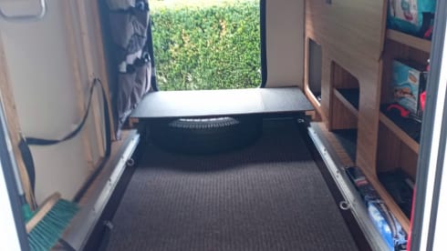 Spacious neat 2 pers. carado / hymer camper.
