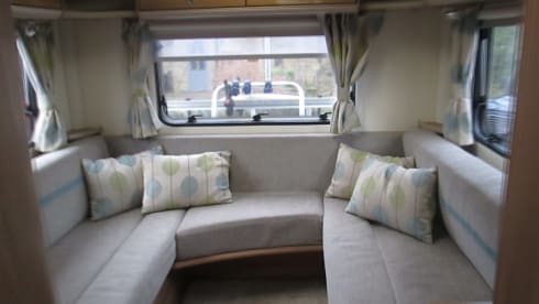 Pistol – Bailey Approach Advance 665 2.2 130 BHP 6 BERTH End lounge Air con euro 6 