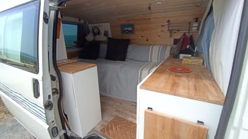 Miles – VW T4 Van Equipment – Compact Comfort for Travel in Sardinia