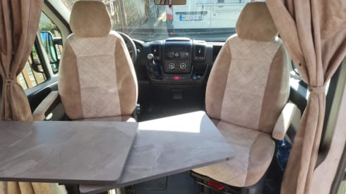 Ollie – 2p Peugeot bus from 2014
