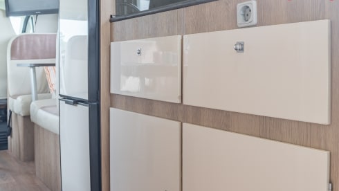 Fransie  – Luxury 5 person Alcove camper from 2017: Fransie