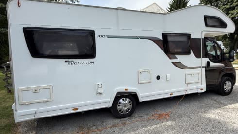Our Molly – 6 berth Peugeot alcove from 2015