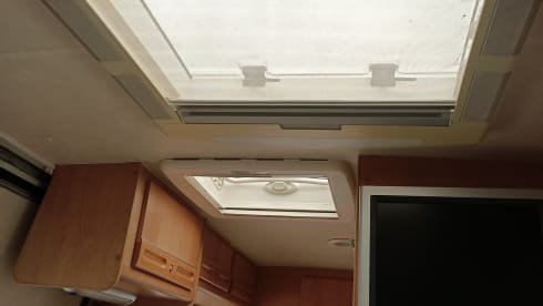 ☀️ 4-person bus camper with fixed bed, awning & solar panel – also for sale!