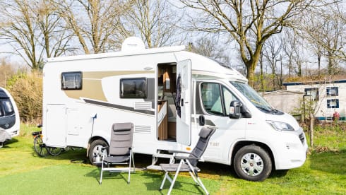 Young luxury 3p camper with automatic transmission Fiat Carado T337 semi-integrated 