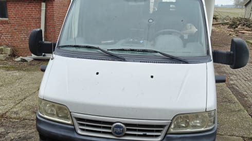 Mooie ruime camper, een trouwe bus – 4p McLouis semi-integrated uit 2003